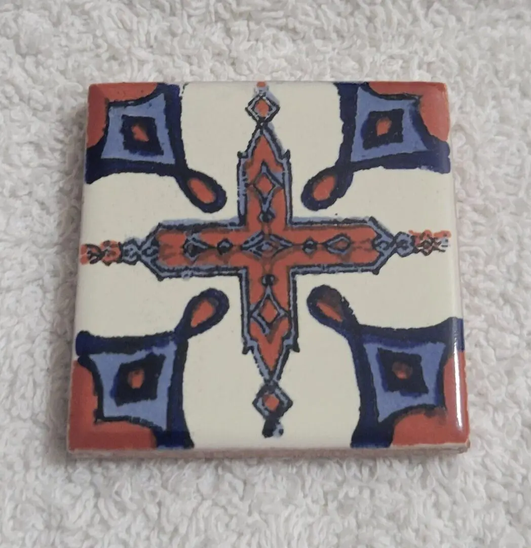 Decorative tile with geometric pattern.