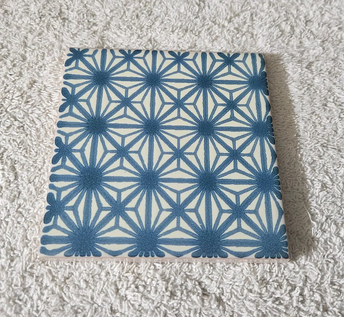 Blue geometric starburst ceramic tile