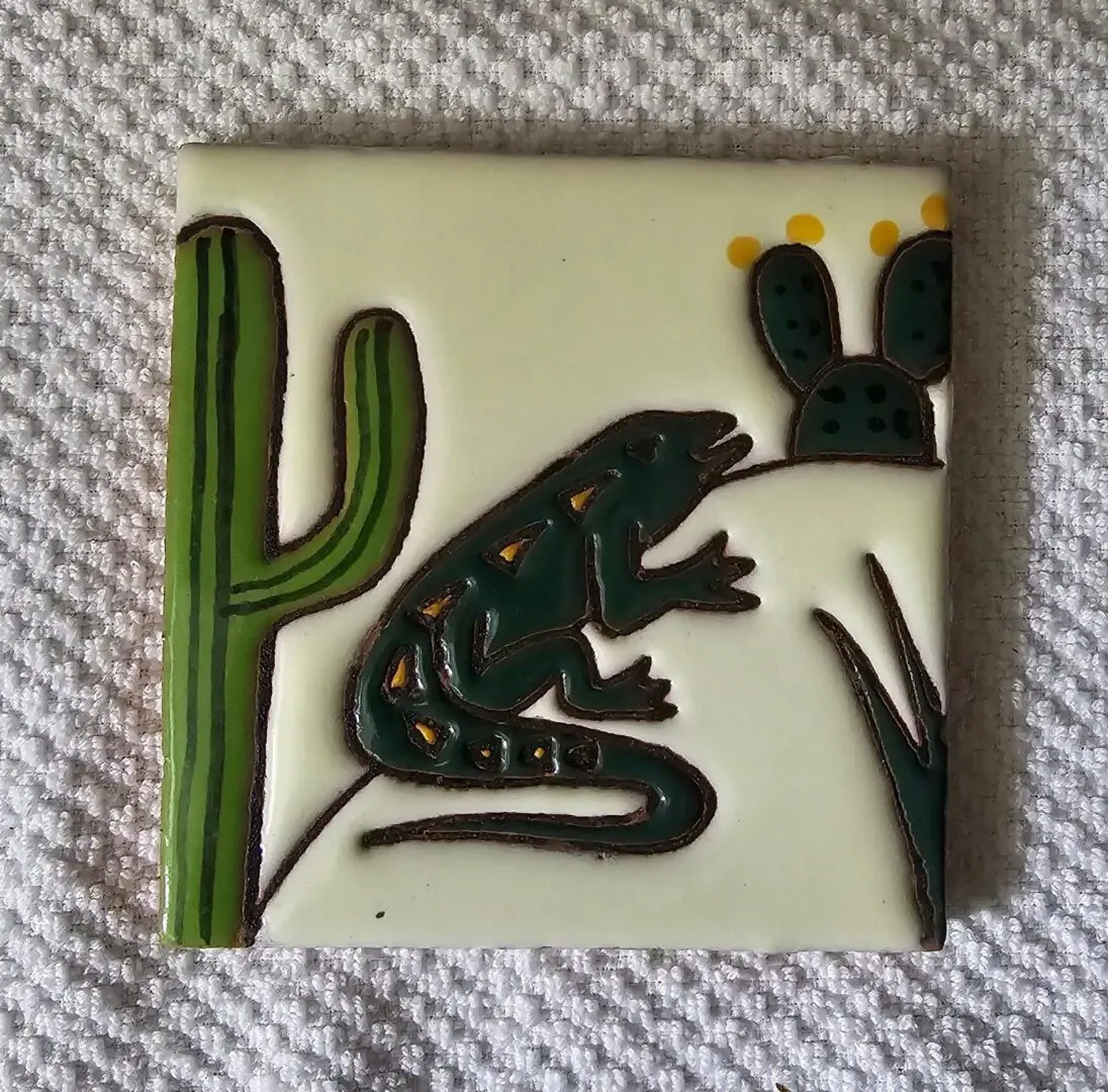 Tile with lizard and cactus illustration.
