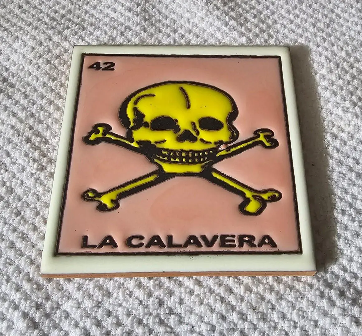 LoterÃa card with skull and crossbones.