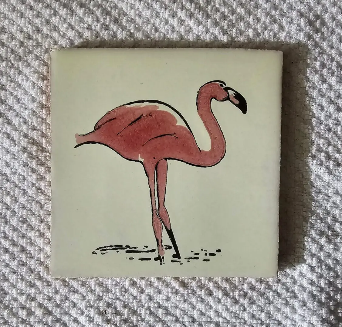 Illustration of a flamingo on a tile.